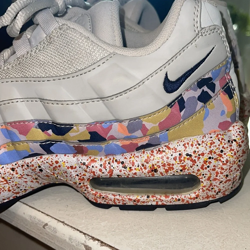 Woman’s Nike’s - Picture 2 of 6